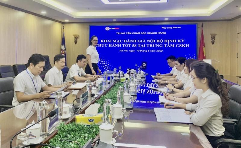 Ban lam viec hien dai voi cac thiet bi cong nghe, cay xanh va do dung ca nhan duoc sap xep gon gang